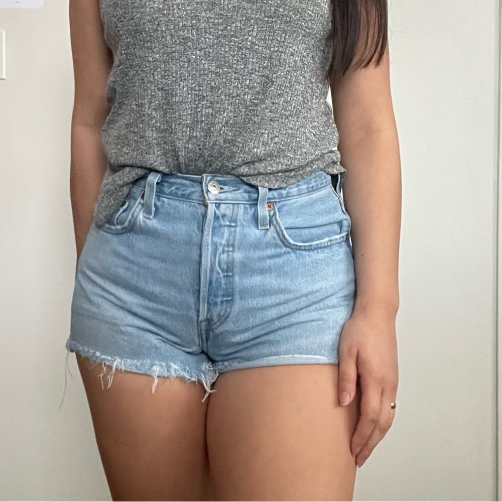 👖 Levi’s High-Waisted Distressed Button-Up Denim Shorts – Women’s Size 27 👖